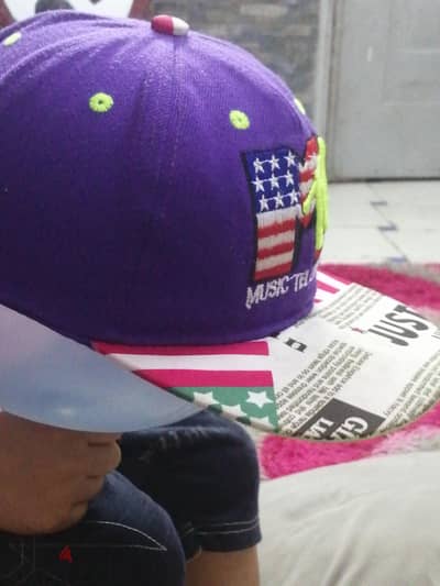 كاب  بنفسجي  وكاب ابيض