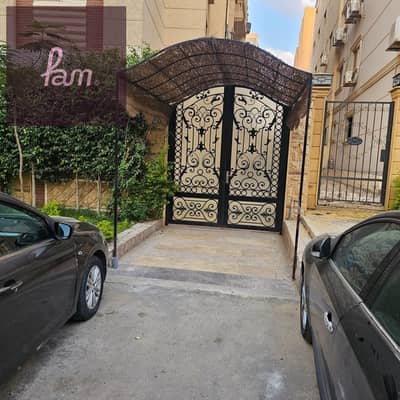 1 Minute from Clubs Street | Strategic location