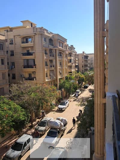 شقة للايجار بحدائق الاهرام 175متر بعداد الكهرباء والغاز الطبيعى  متقسمة 3غرف وريسبشن ومطبخ وحمامين وبلكونة مميزة بالدور التانى  موقع مميز بمنطقة (د) ت