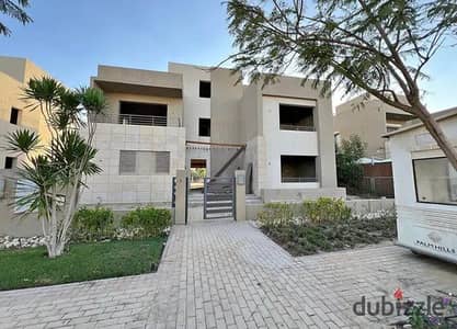 تاون هاوس للبيع في كمبوند  the crown palm hills في قلب الشيخ زايد