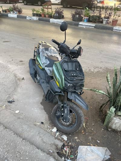 اسكوتر بحاله جيده جدا مفهوش خربوش ماشى ٨٠٠ كيلو و رخصه ٣ سنوات