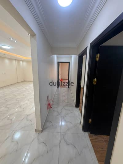 Apartment for sale to the small investor  Southern Districts of October Area 150 square meters 3 bedrooms 2 bathrooms Second floor. Elevator  next to all services