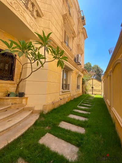 محافظة القاهرة، القاهرة الجديدة، التجمع الخامس، الحي الخامس، دقيقتان من شارع التسعين الجنوبي الرئيسي ومحور جمال عبد الناصر وبجوار مدرسة أخناتون.