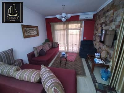 96 sqm furnished apartment for rent in Madinaty, B11, with a wide garden view and close to amenities. Two bedrooms, including a master bedroom, and two bathrooms. Very clean furnishings.