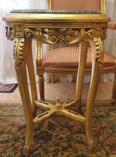 طرابيزة كورنر مدهب بالرخامة