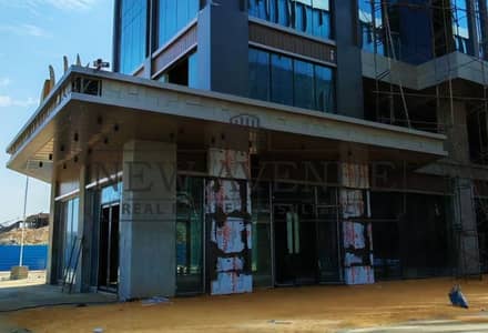 محل ايجار في الجولدن سكوير بجوار أزار نصف تشطيب