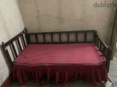 سرير خشبي طول متر بجانبين