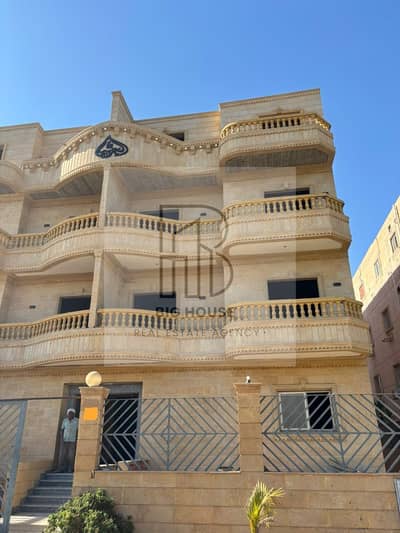 فرصه لاتعوض شقه للبيع بمدينه العبور الحي الرابع قريبه جدا من خط ١٠ وقريبه من مستشفي فريد حبيب فيو منيز جدا علي مزارع عرابي قريبه للمواصلات والخدمات