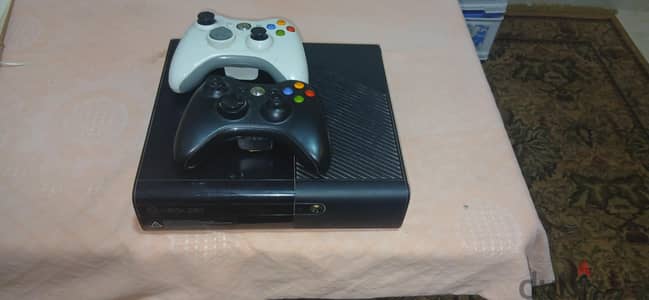 xbox 360 استعمال شهر و معاه دراعين بشاحنهم و معاه الكاميرا و 40 لعبه