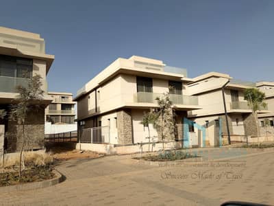لسرعة البيع فيلا لقطه استلام فورى اقل من سعر السوق جاهزة للسكن بموقع متميز فيو البرج الايقونى ومسجد مصر  فى البوسكو فى العاصمه الادارية
