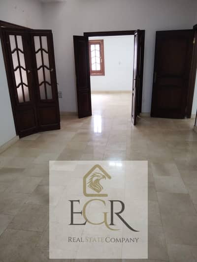 شقة للايجار الدور الارضي مرتفع خلفي في البنفسج عمارات بجانب مدرسة بداية و waterway  ٤ غرف و غرفة معيشة منهم غرفة ماستر ٣ حمام  مطبخ و بلكونة