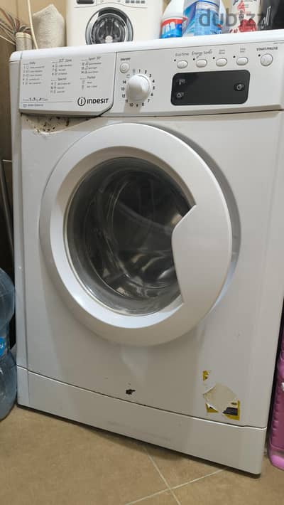 غسالة إنديست (Indesit) حمولة 7 كيلو بحالة جيدة