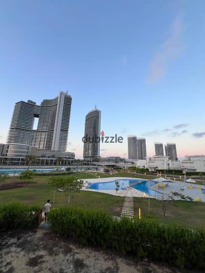 For rent, a 5-master villa in the New Teachers area with a first-row view of the lake and ultra-super lux finishes.