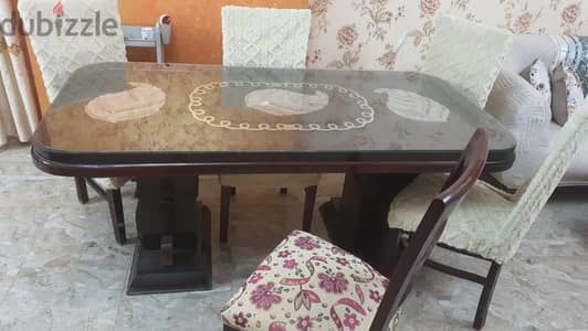 سفرة و نيش بحالة ممتازة والسفرة مكونة من ٦ كراسي