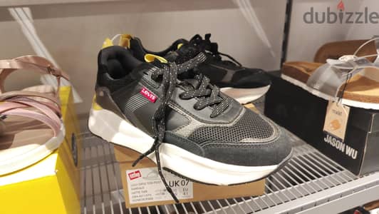 حذاء نسائي ليفايس  Levi's Noah مقاس 38