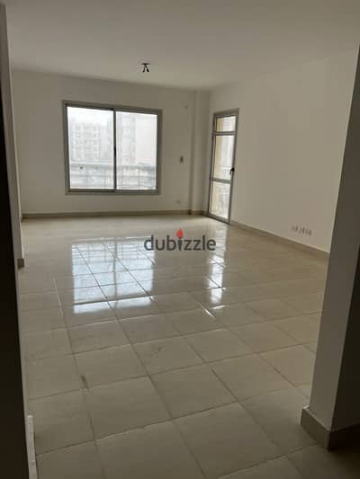 شقة 124 متر للبيع في  مدينتي مرحلة b6 تشطيب شركة بحالة ممتازة قريبة من الساوث بارك
