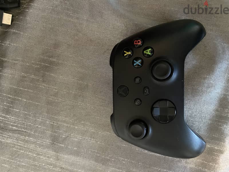 Xbox One X 1TB Console + Controller 2