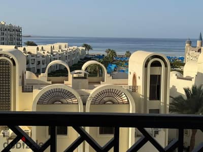 امتلك شقة غرفتين داخل منتجع سياحي 5 نجوم في سهل حشيش بأفضل موقع وإطلالة