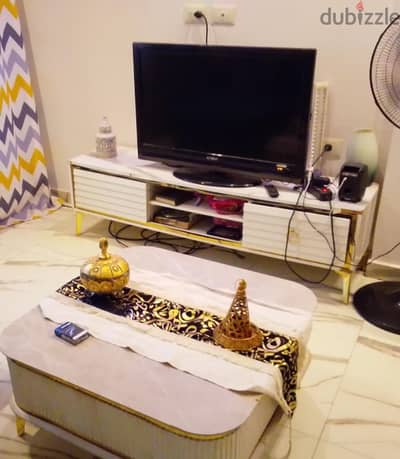 شاشه 42,ومكتبة تلفزيون مودرن وتربيزا وكنبه بالفوتيه على حرف ال وسجاده