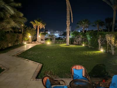 For rent, a villa in front of Sky Pool in Marina 5. First year rental, 5 bedrooms, stunning view.