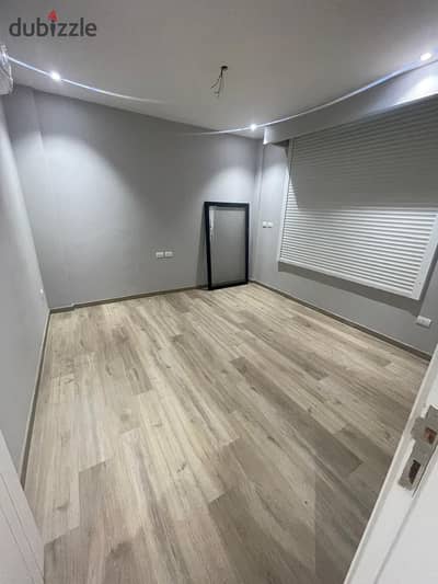 للايجار شقة ارضى بجاردن بكمبوند فيلدج ويست بالشيخ زايد  في فيلدج ويست بالتكيفات ومطبخ خشب •مساحة : 149 متر حديقة :42,5