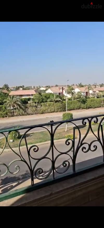 للايجار أمام كمبوند الربوة بفيلا باسانسير  بالشيخ زايد 235 م دور ثاني باسانسير ثلاث غرف ثلاث حمامات