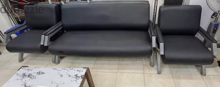 طقم كنب و٢ استاند خشب ومكتب وترابيزه