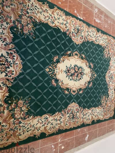 سجادة كلاسيك بلون اخضر جنزاري مقاس ٢*٣