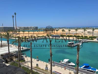 صف اول علي المارينا و البحر - مفروش بالكامل استلام فوري شاليه موقع مميز في مراسي Marassi