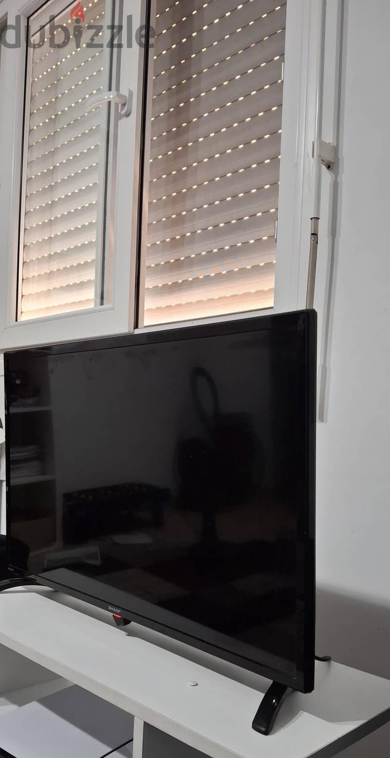SHARP 32-INCH TV 1