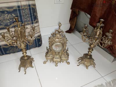 شمعدان وساعه نحاس