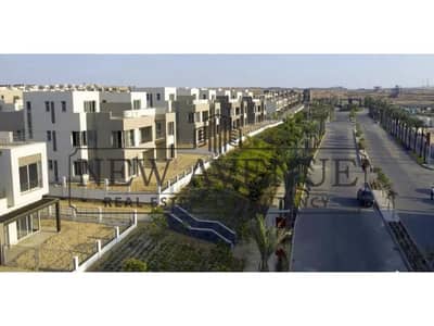 ڤيلا جاهزه للاستلام بمساحه ارض كبيره ڤيو على مساحات خضراء  فى palm hills New Cairo