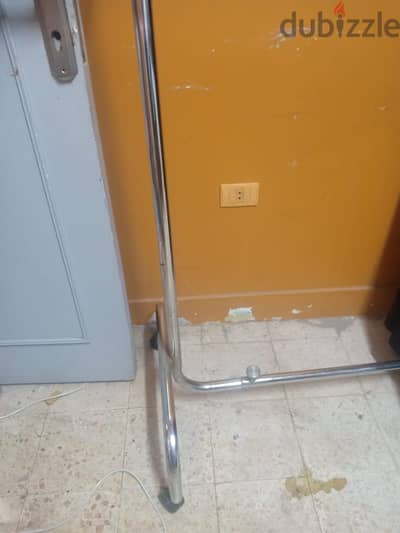 استند لتعليق الملابس