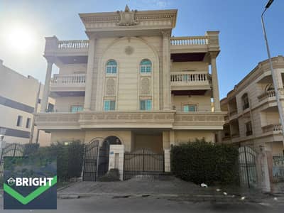 ب موقع مميز جدا ل شقه بحري 220م - 3 غرف  - متشطبه بالكامل - يوجد عداد كهرباء - باقل سعر ف البنفسج