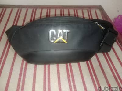 شنطة CAT  وسط كبيرة وتتلبس كروس وارد الخارج