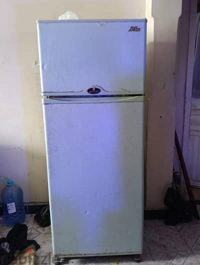 ثلاجه استعمال تشبه الجديده بالضبط