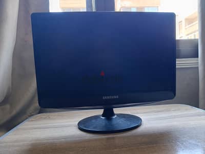 شاشه جيمينج للpc تسعتاشر بوصه 60hz استعمال خفيف الشاشه بحاله جيده جدا