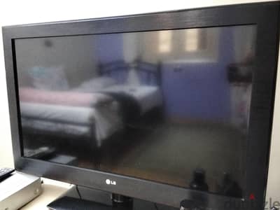 تلفاز lg حاله ممتازه لون اسود