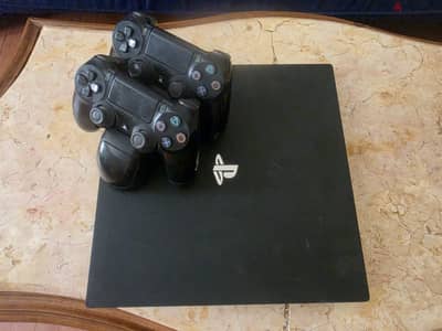 PS4 4 PRO 1 TB + 2 controllers