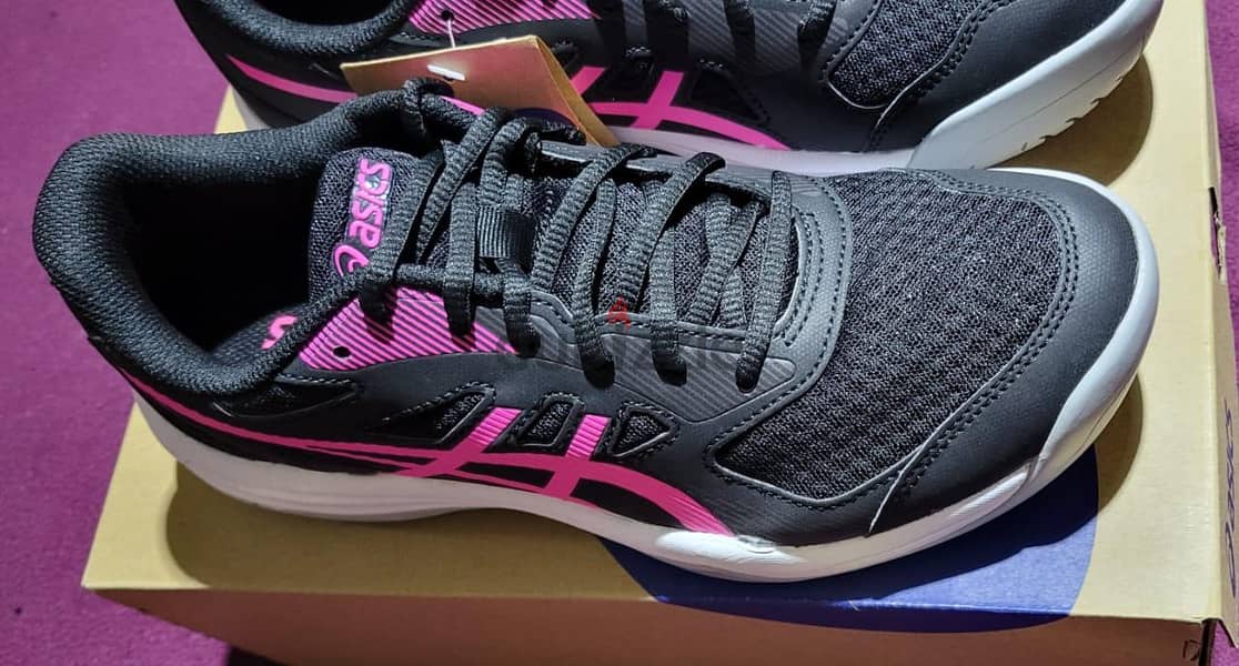 ASICS woman's shoes with box 2