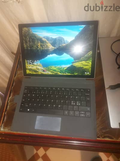 Microsoft Surface Pro 5 - جهاز 2 في 1 (لابتوب وتابلت) بحالة ممتازة