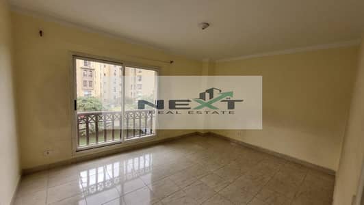 For rent in Madinaty, a new law apartment, 135 sq m, 3 bedrooms + 2 bathrooms, garden view, very close to the bank complex and open air mall, one minu For rent in Madinaty, a new law apartment, 135 sq m, 3 bedrooms + 2 bathrooms, garden view, very close to the bank complex and open air mall, one minu
