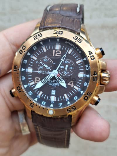 ساعة من العلامة التجارية الأمريكية الشهيرة ناوتيكا (Nautica)،