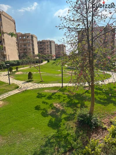 My town is an apartment for sale measuring 131 meters in B6 with a wide garden view