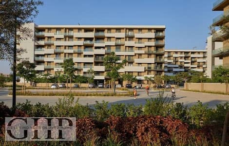 شقة بجاردن جاهزة للاستلام الفوري بموقع مميز للبيع في البروج مدينة الشروق El Burouj Shorouk City
