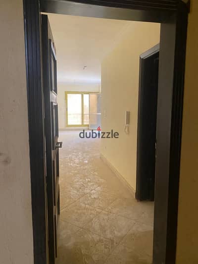 For sale, an apartment in the Dar Misr Compound in Al-Andalus, New Cairo, directly on the Southern Ninety and in front of the Hyde Park Compound, and a few minutes from the American University and the Mufida Compound.