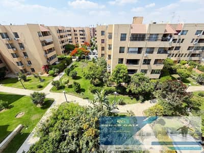  **فرصة للسكن والاستثمار في قلب الرحاب 1!**  عشاق المساحات الذكية والتقسيمات المثالية. . الشقة دي علشانكم!  متاح للبيع شقة لقطة في **المرحلة الثا