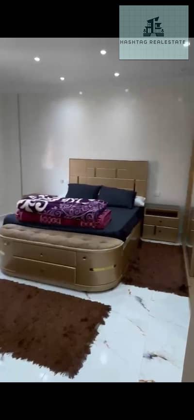 For rent furnished apartment in Al-Khamail compound, Sheikh Zayed. Fully furnished apartment, third floor. Number of rooms: 3 rooms. Number of bathrooms: 2 bathrooms and air-conditioned. Prime location on the main axis.