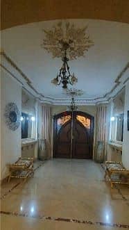 فيلا مفروشة بالكامل للإيجار، بمساحة 821 مترًا مربعًا، تضم 6 غرف نوم، وتقع في موقع مميز بمنطقة جنوب الأكاديمية.