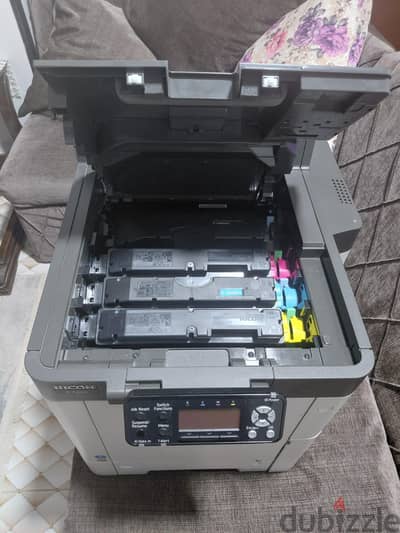 طابعة Ricoh P C600 ألوان تتميز بسرعتها وكفاءتها وحش المكاتب